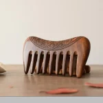 peigne en bois à grosses dents