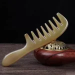 peigne en corne naturelle à dent large