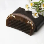 peigne à motif fleurs de cerisier japonais en bois