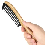 peigne en bois à dents larges en corne